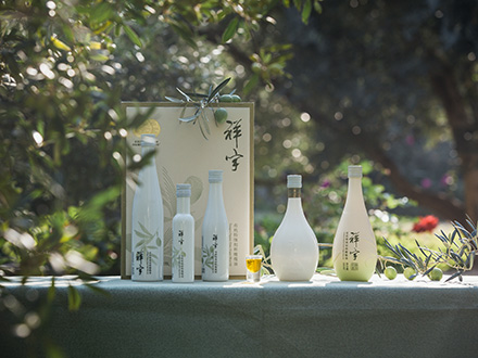 祥宇特級(jí)初榨橄欖油，純手工采摘、精選優(yōu)質(zhì)油橄欖鮮果，用意大利貝亞雷斯全自動(dòng)設(shè)備物理冷榨工藝，在鮮果采摘后8小時(shí)內(nèi)限時(shí)鮮榨而成。